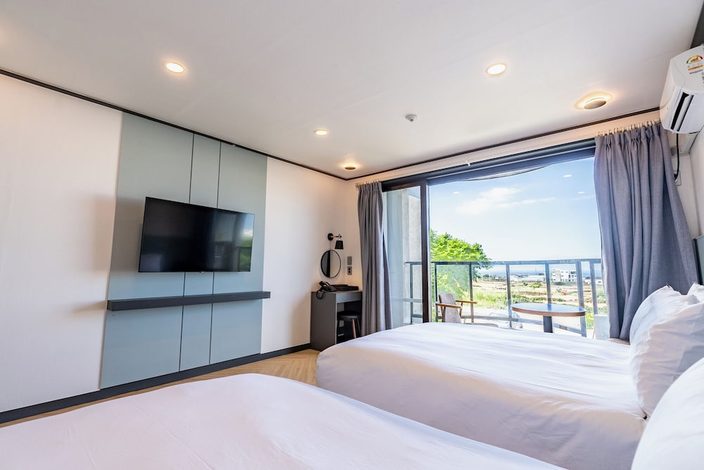 Green, 2 Double Beds