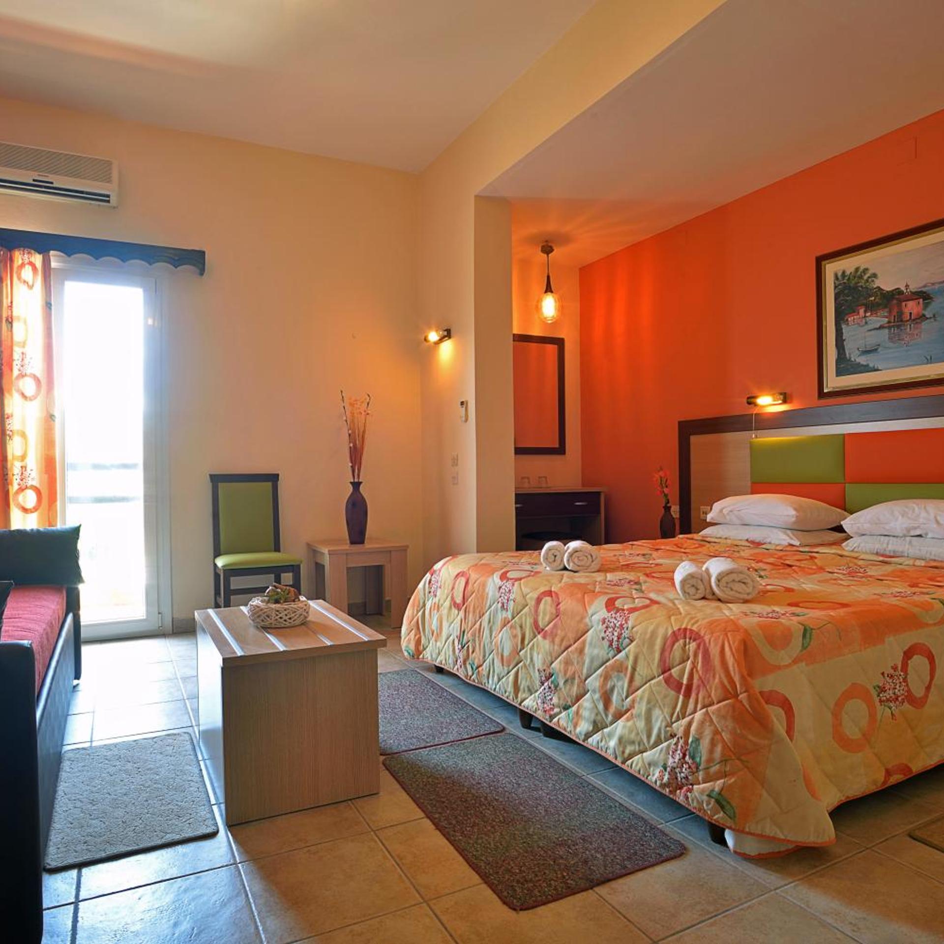 TRIPLE ROOM
