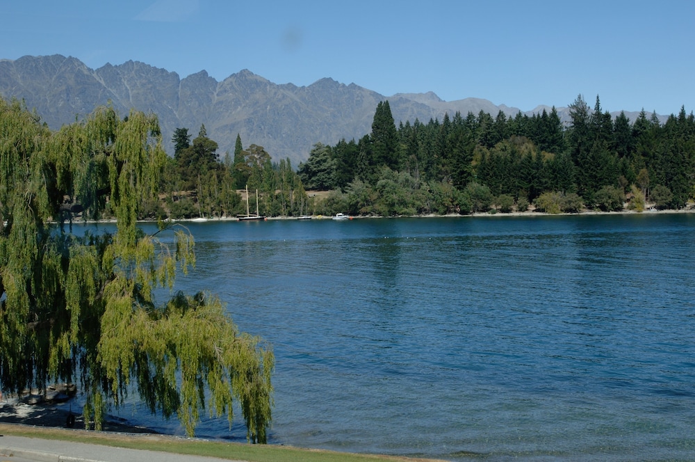 Lakefront Apartments and Lodges 36/49