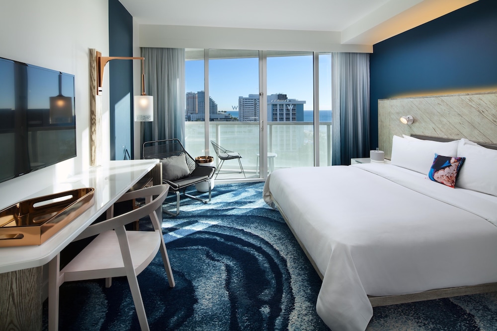 Deluxe, King Bed, Resort View 2/3