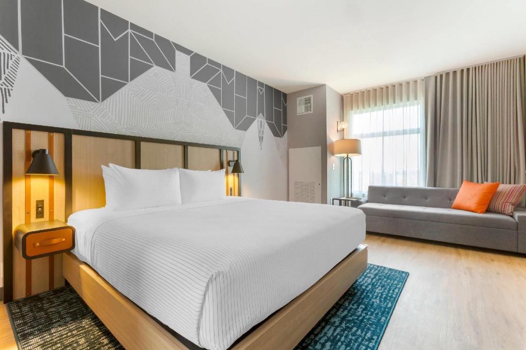 UPGRADE, SUITE, KING BED, ACCESSIBLE