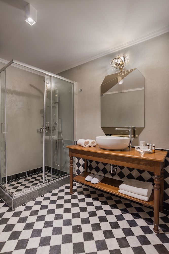 Ef Zin Studios and Suites 43/43