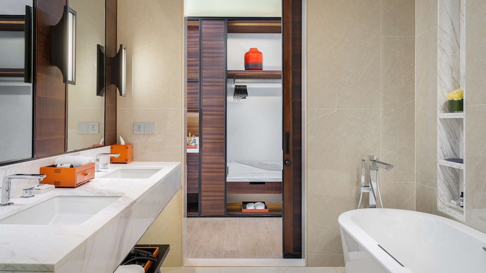 Hyatt Regency Phnom Penh 71/72