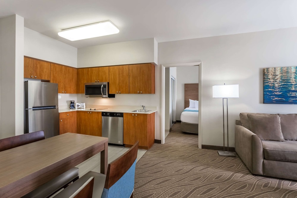 Hawthorn Extended Stay by Wyndham Naples 30/54