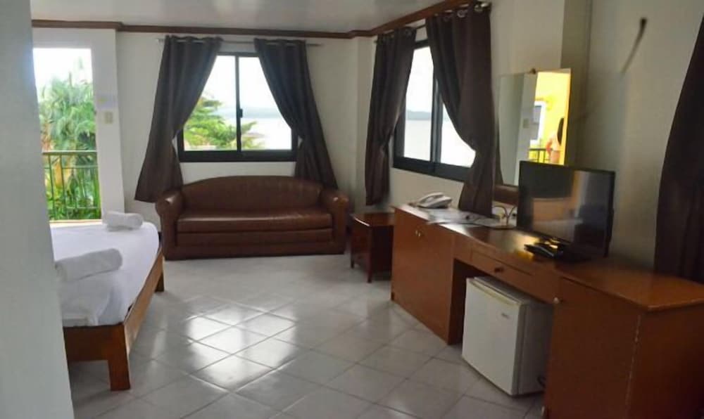 Marvins Seaside Inn 50/50