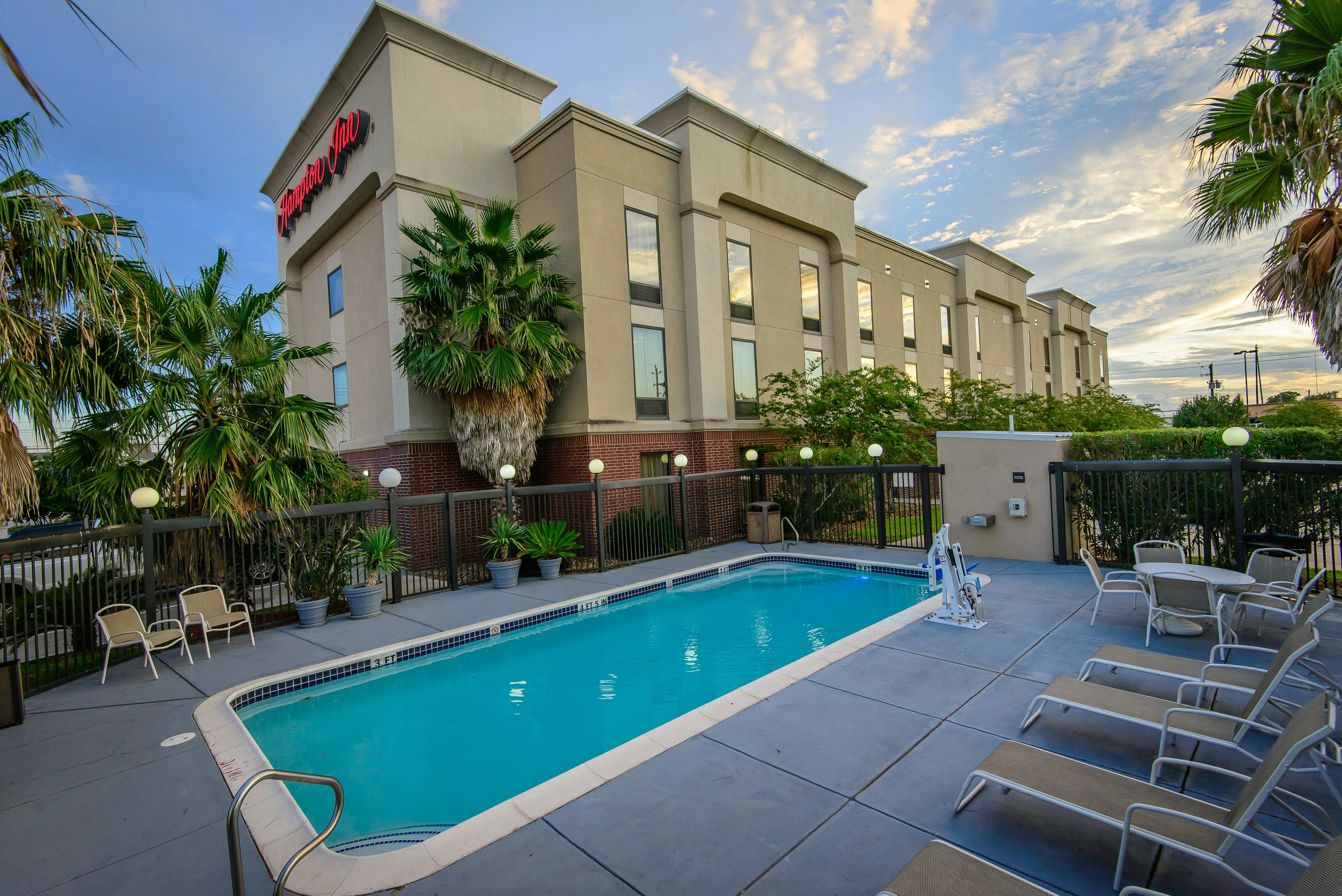 Hampton Inn Houston-Pearland 80/81