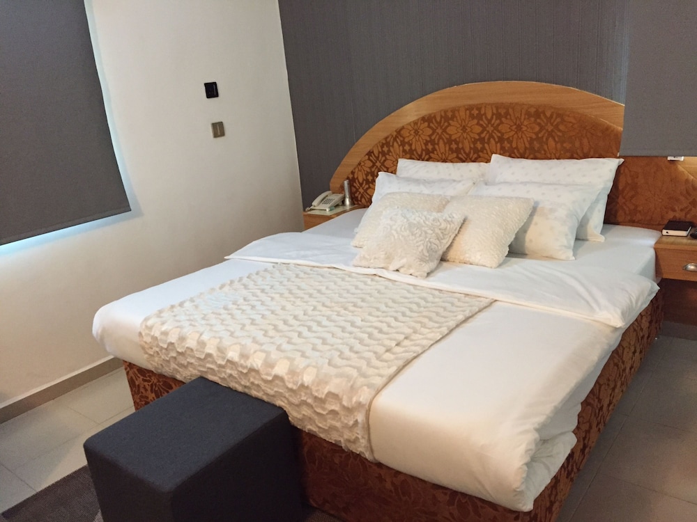 Ne-Yo Hotel And Suites 10/23