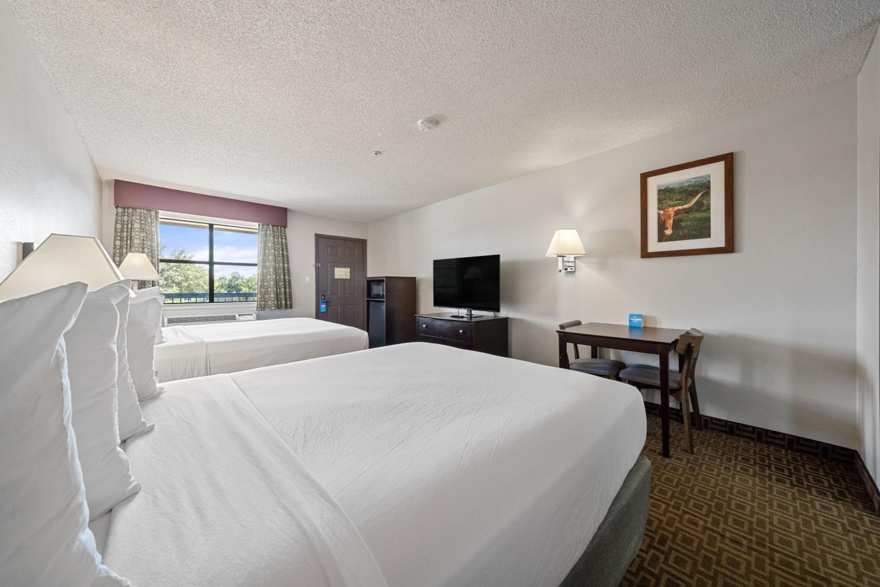 Room, 2 Queen Beds, Bathtub, Smoking, Accessible