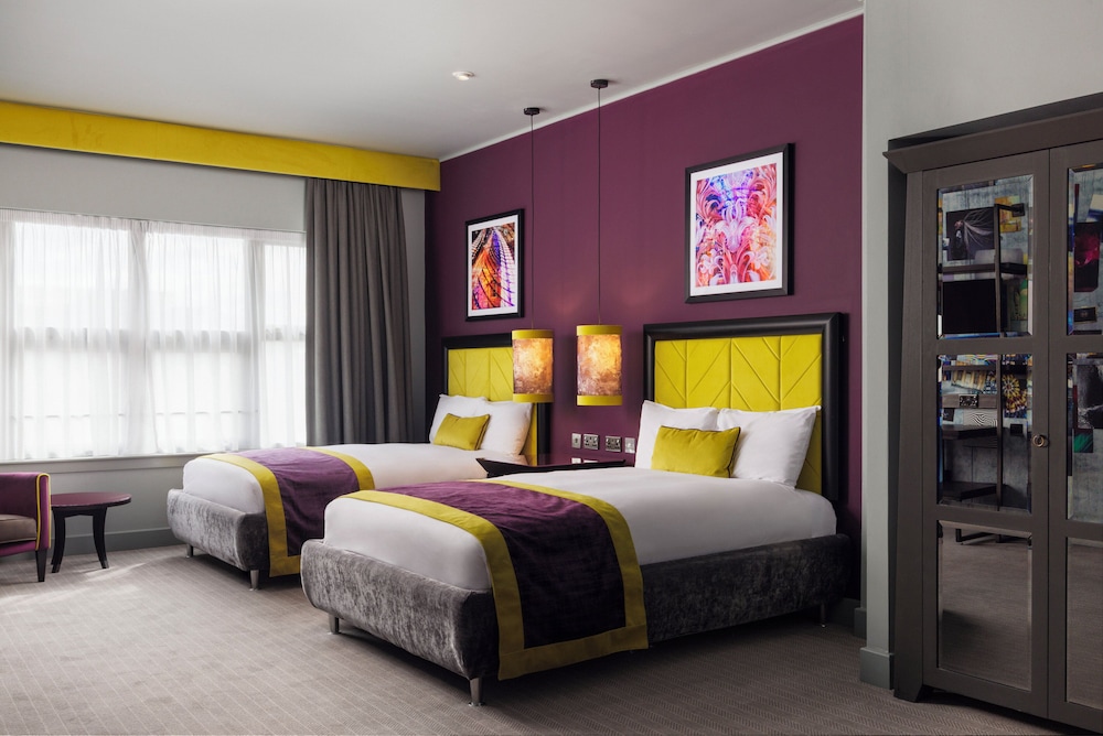 STANDARD, 2 DOUBLE BEDS