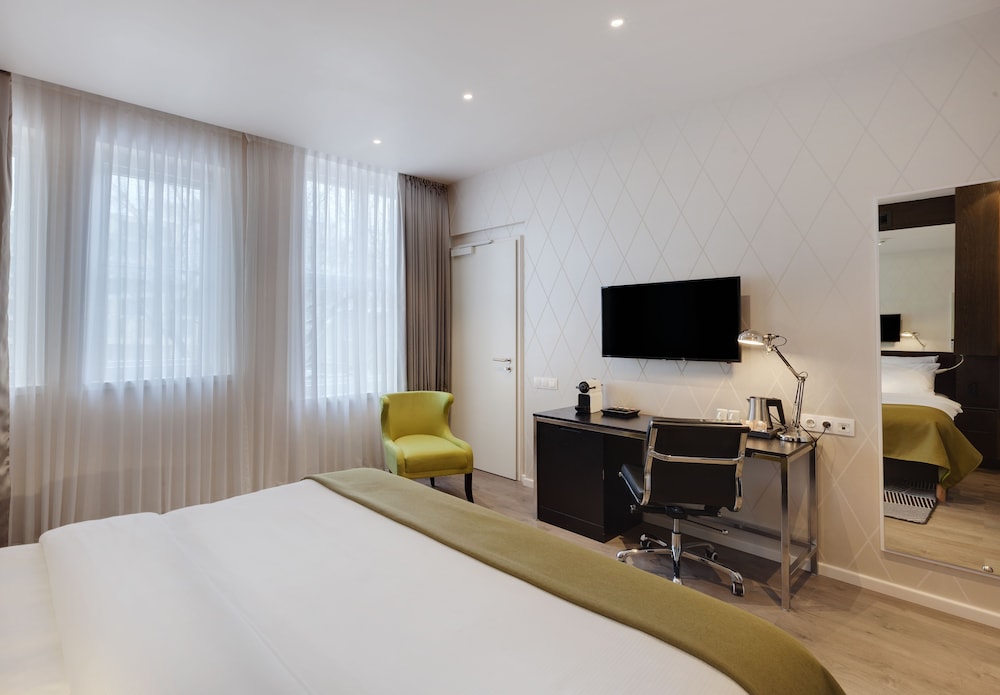 HOLIDAY INN DRESDEN - AM ZWINGER 13/77
