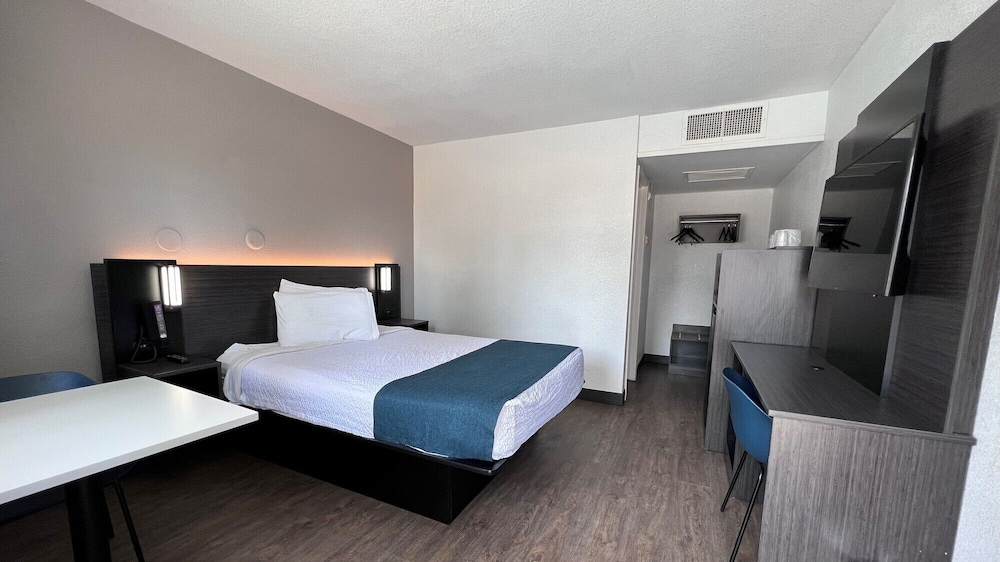 Motel6 Bakersfield, CA - South 34/54