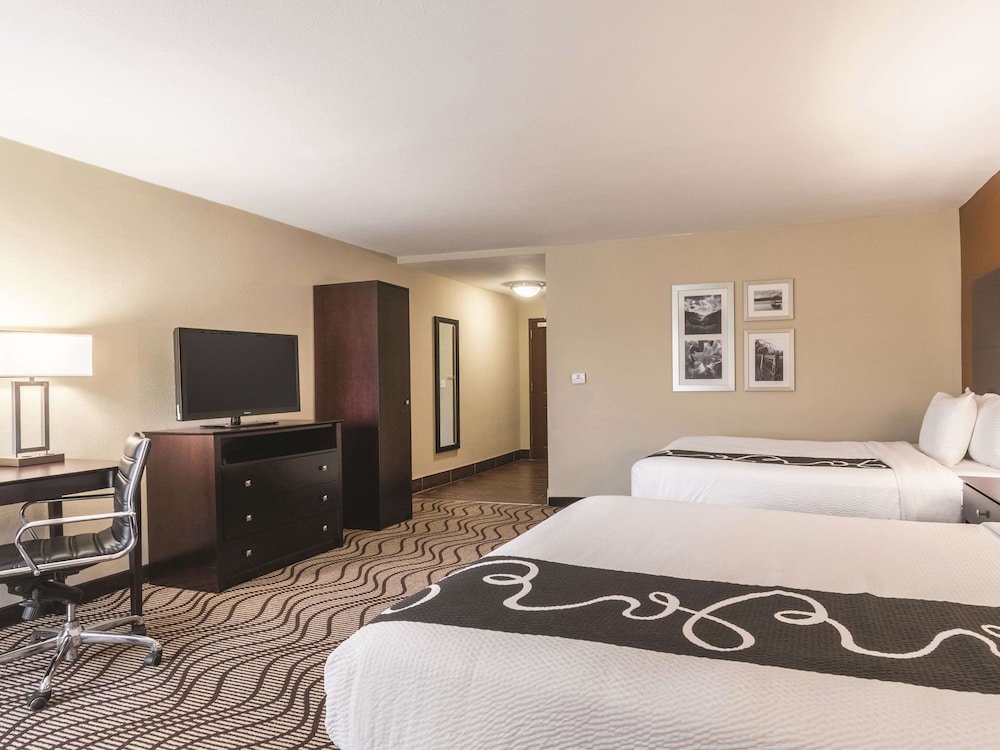 La Quinta Inn & Suites by Wyndham Knoxville Papermill 10/45