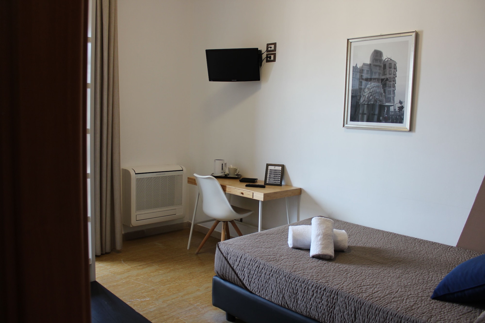 ROOM, SINGLE