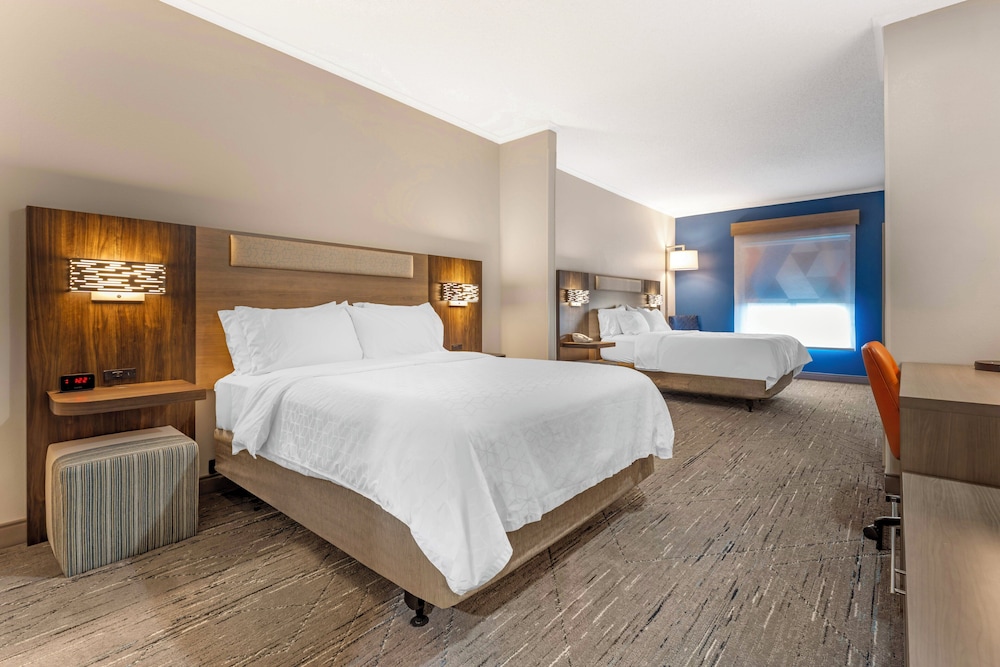 جناح بسرير كوين لذوي الإعاقة، Holiday Inn Express Breezewood 2/4
