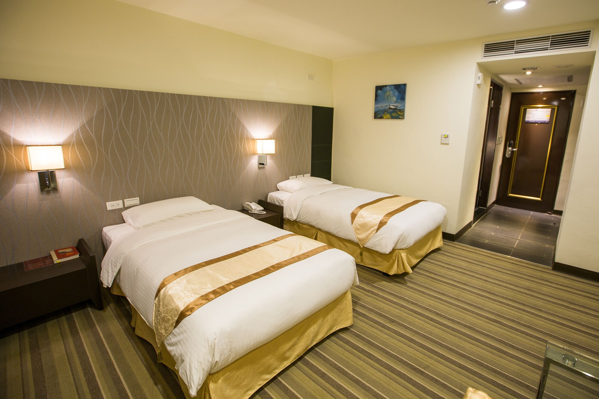 Classic, Twin Beds, No Window