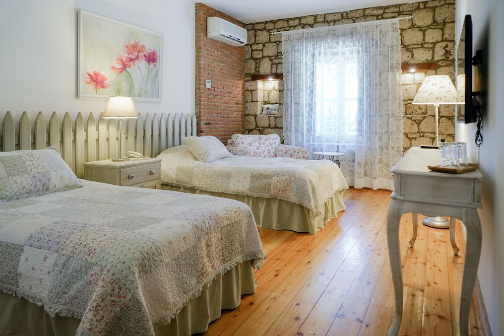 STANDARD, DOUBLE OR TWIN BED, CITY VIEW, GROUND FLOOR