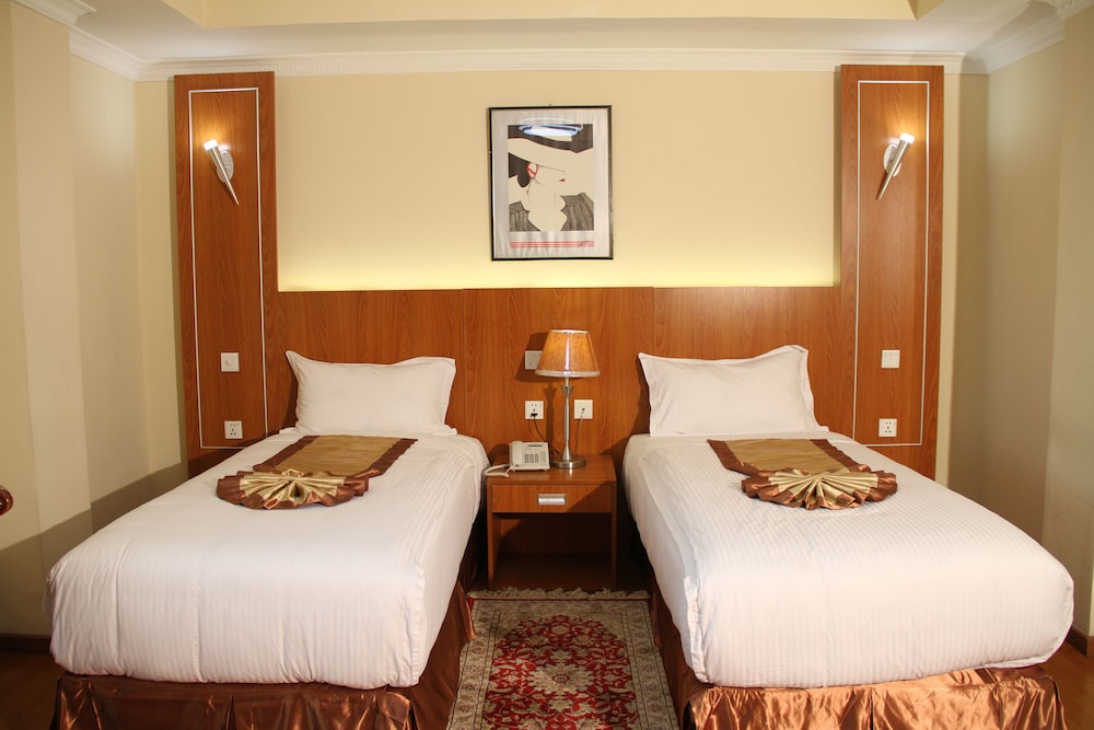 ROOM, TWIN BEDS, POOL VIEW