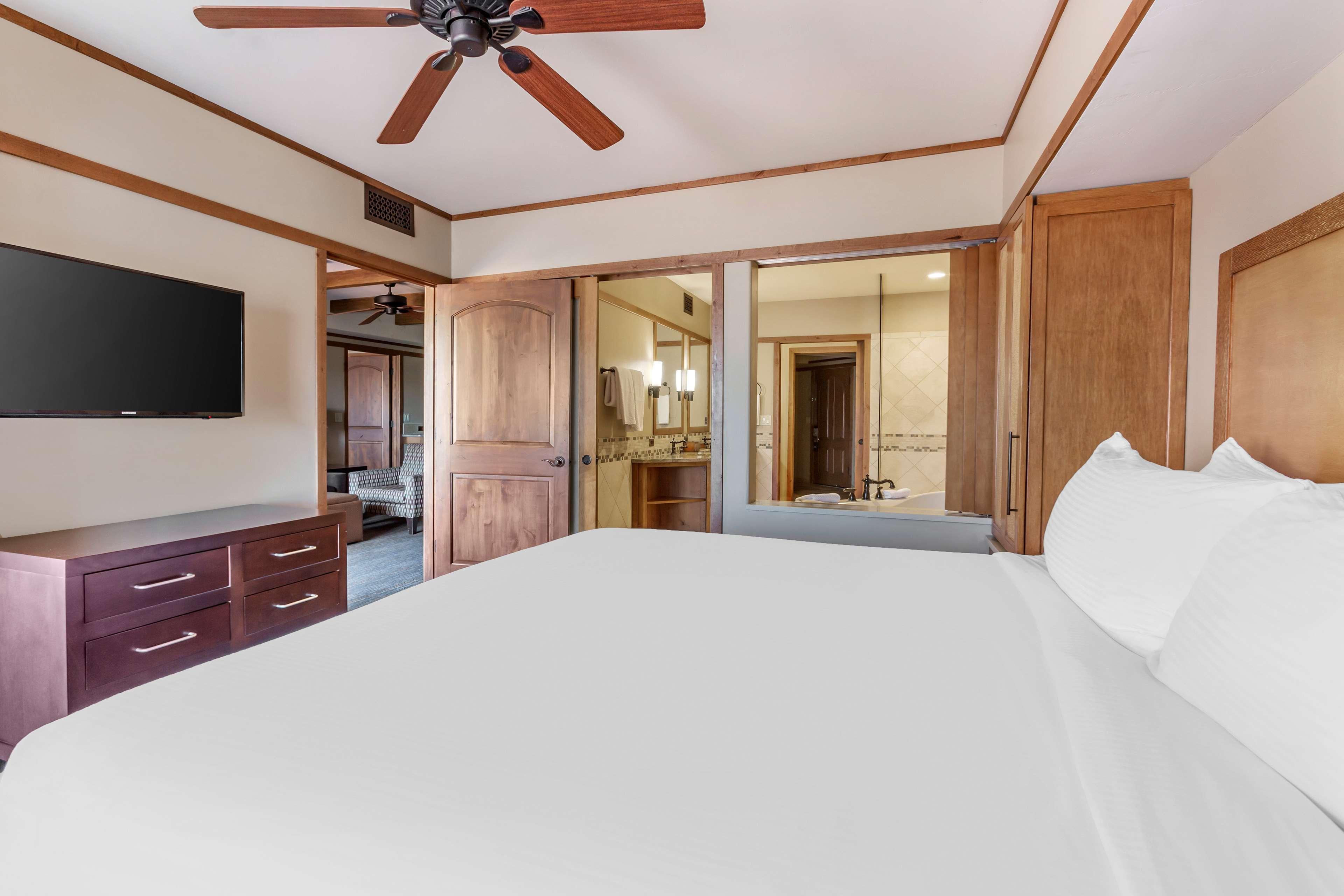 3 BEDROOMS, SUNSET, SUITE, KING BED, 2 QUEEN BEDS, ACCESSIBLE