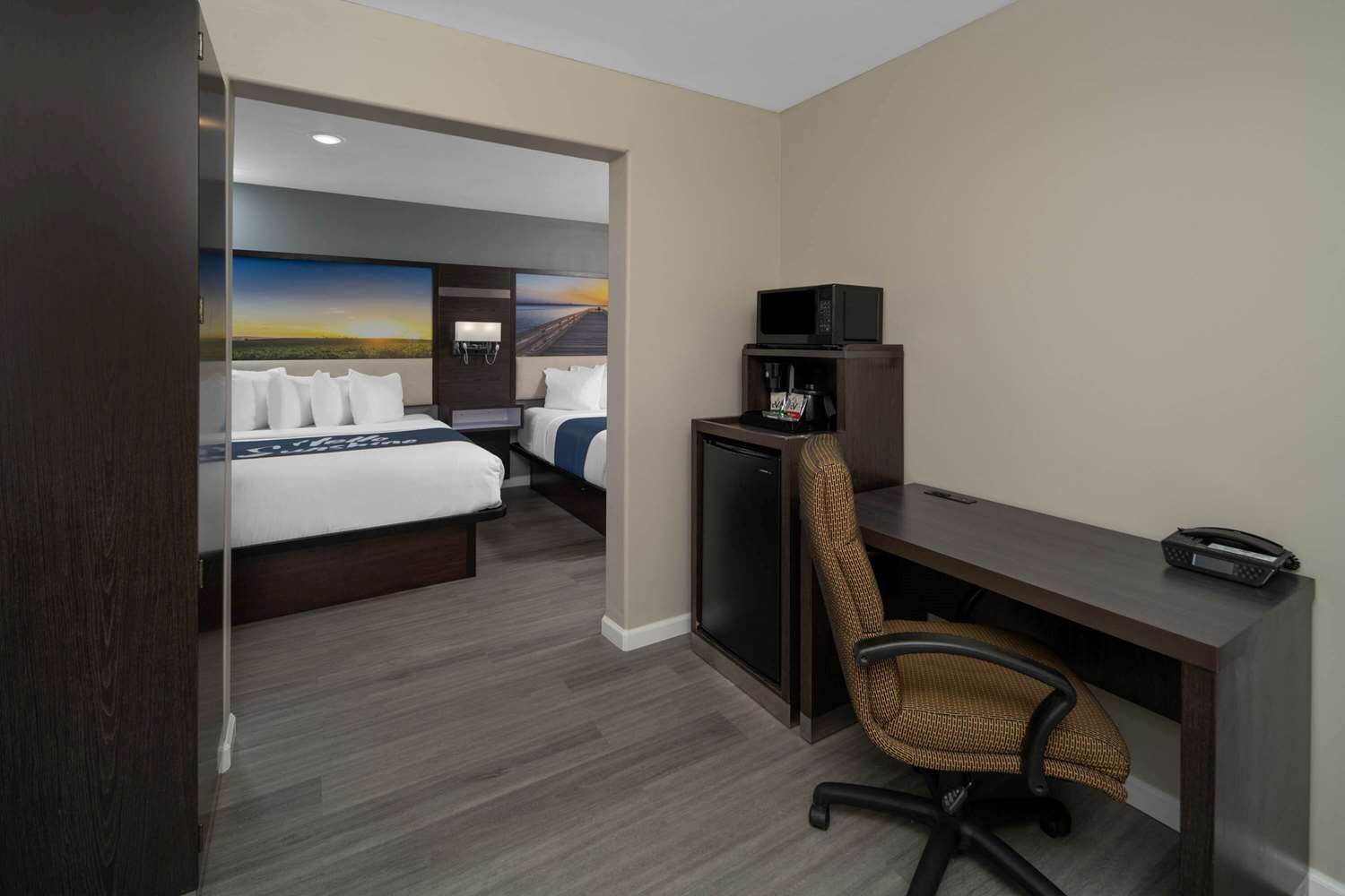 Days Inn by Wyndham Galt/Elk Grove South 37/41