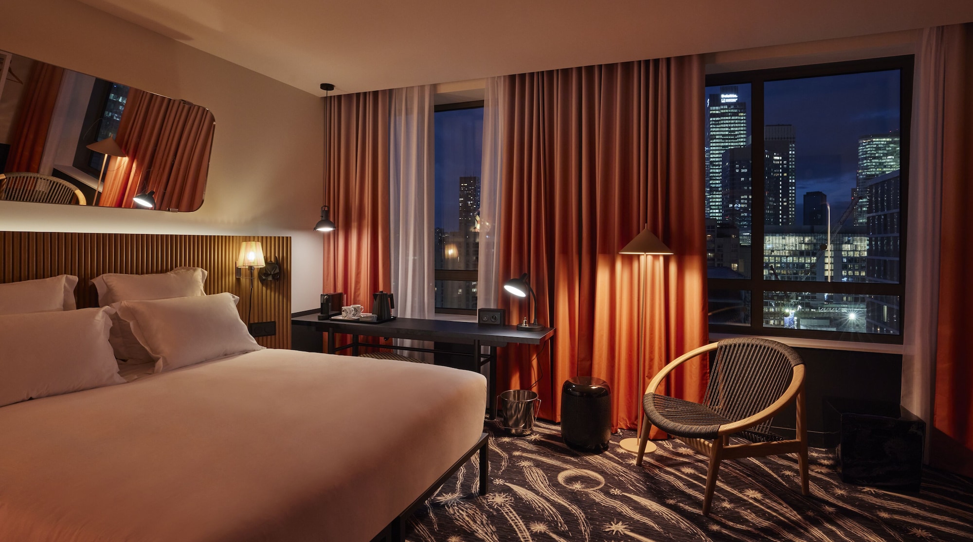 Mama, Medium, Queen Bed, Eiffel View