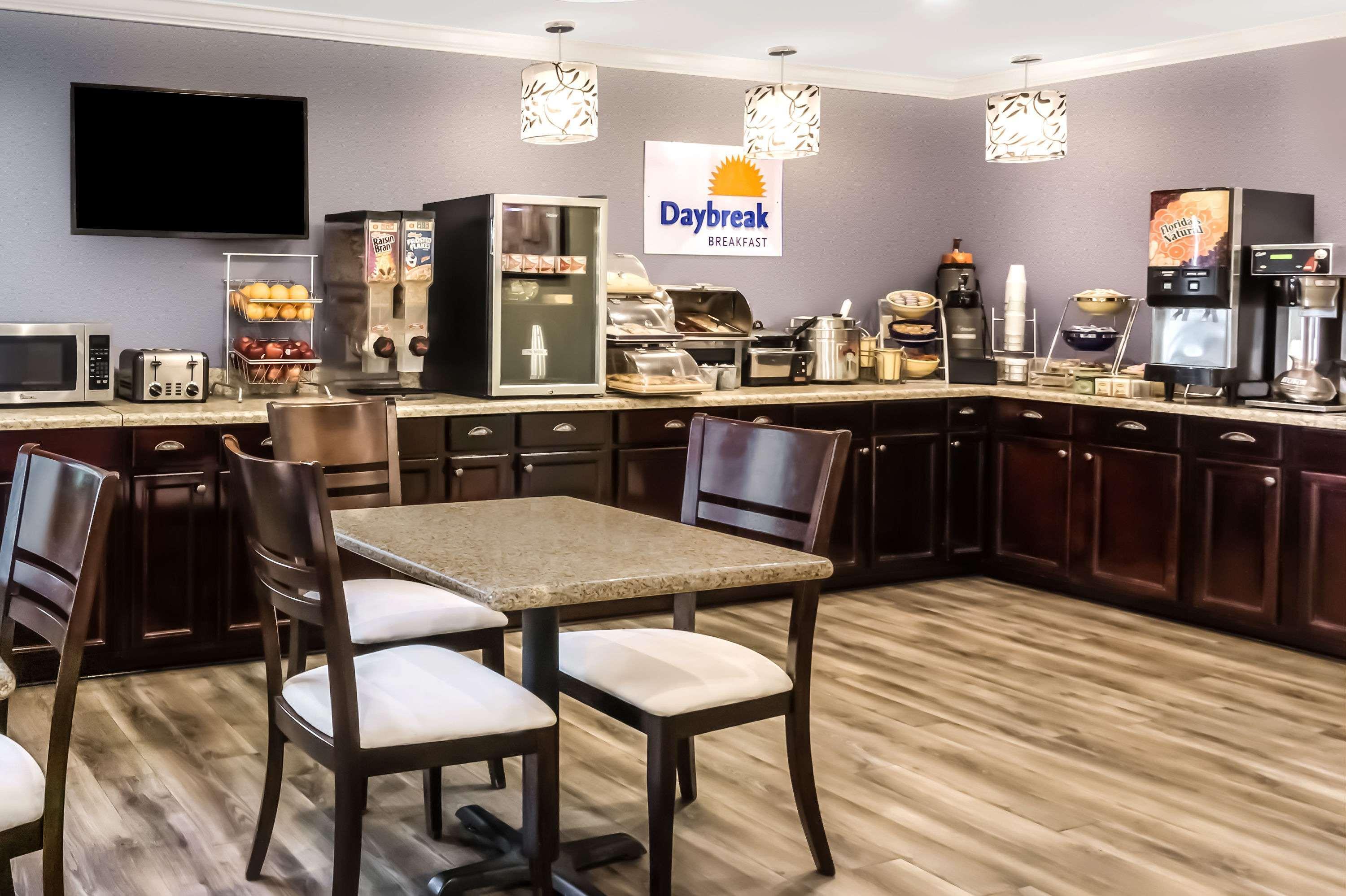 Days Inn by Wyndham Blakely 16/23
