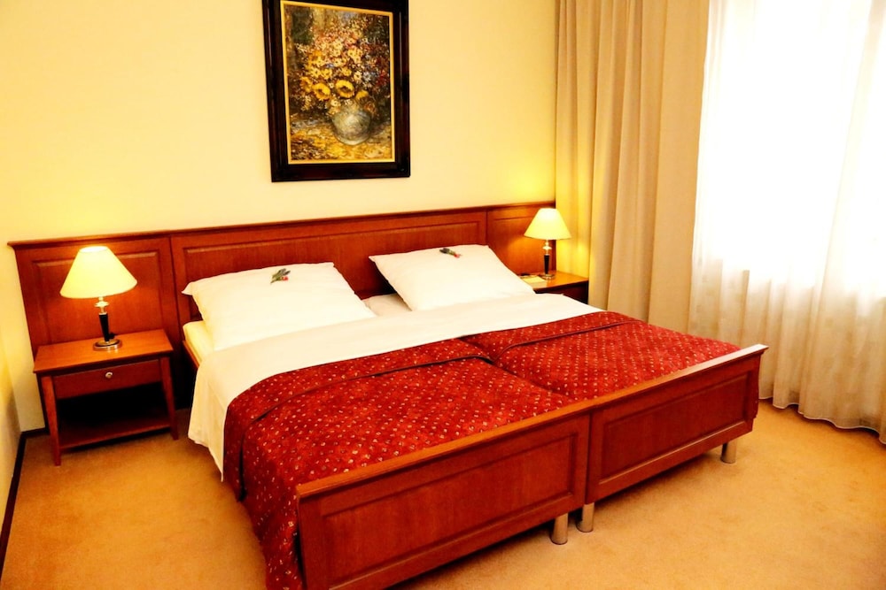 ROOM, TWIN BEDS