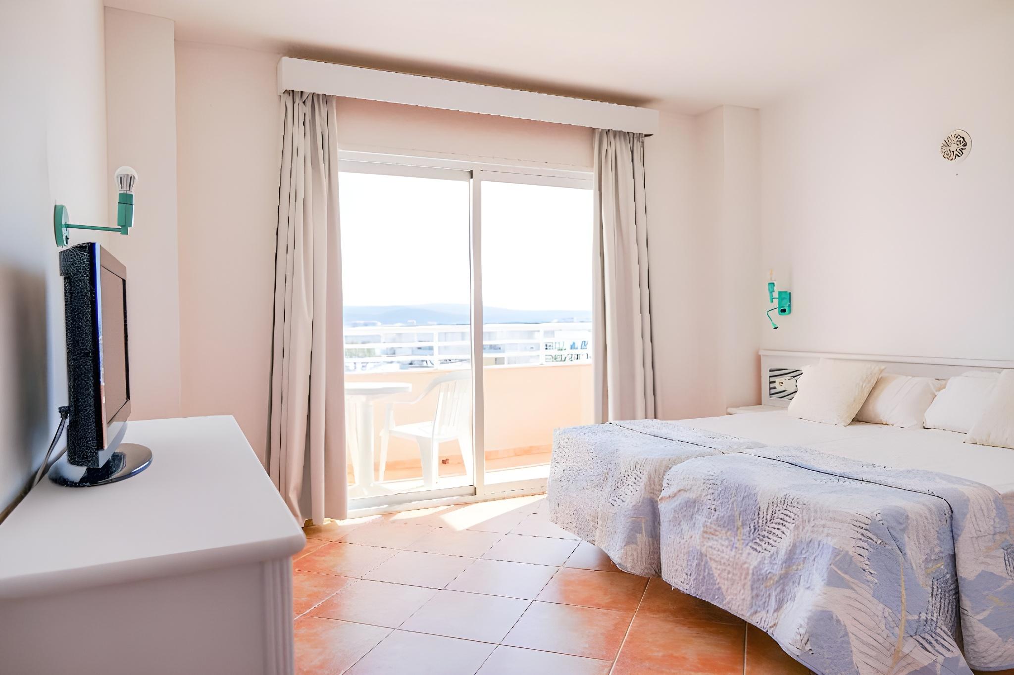 غرفة مفردة بسرير مزدوج