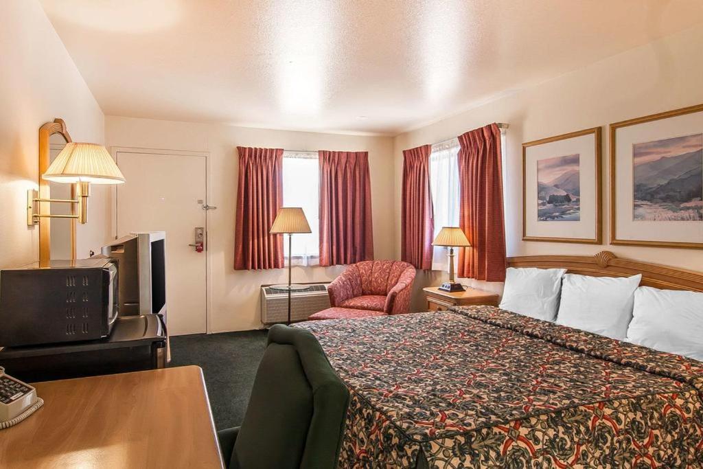 غرفة بسرير كوين لذوي الإعاقة، Econo Lodge 3/3