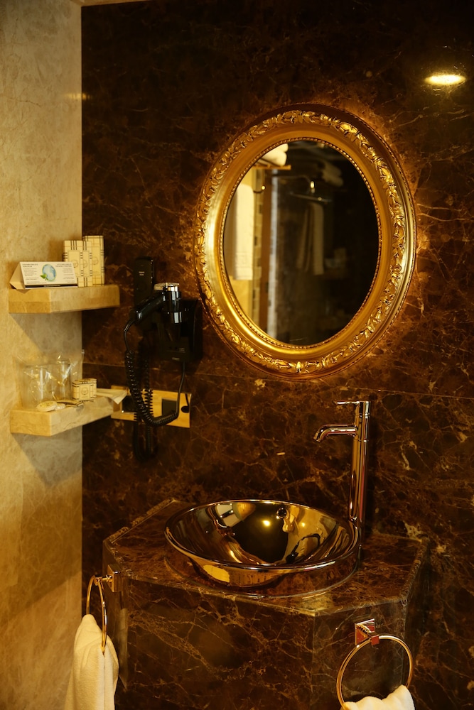 The Hera Platinum Hotel 50/50