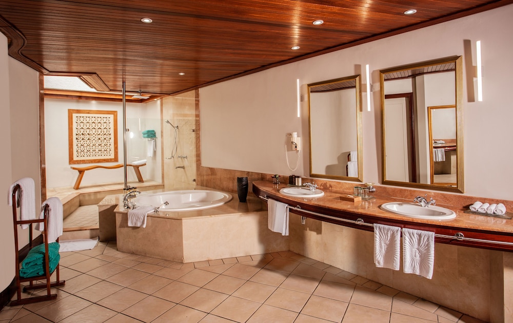 Paradis Beachcomber Golf Resort and Spa 37/65