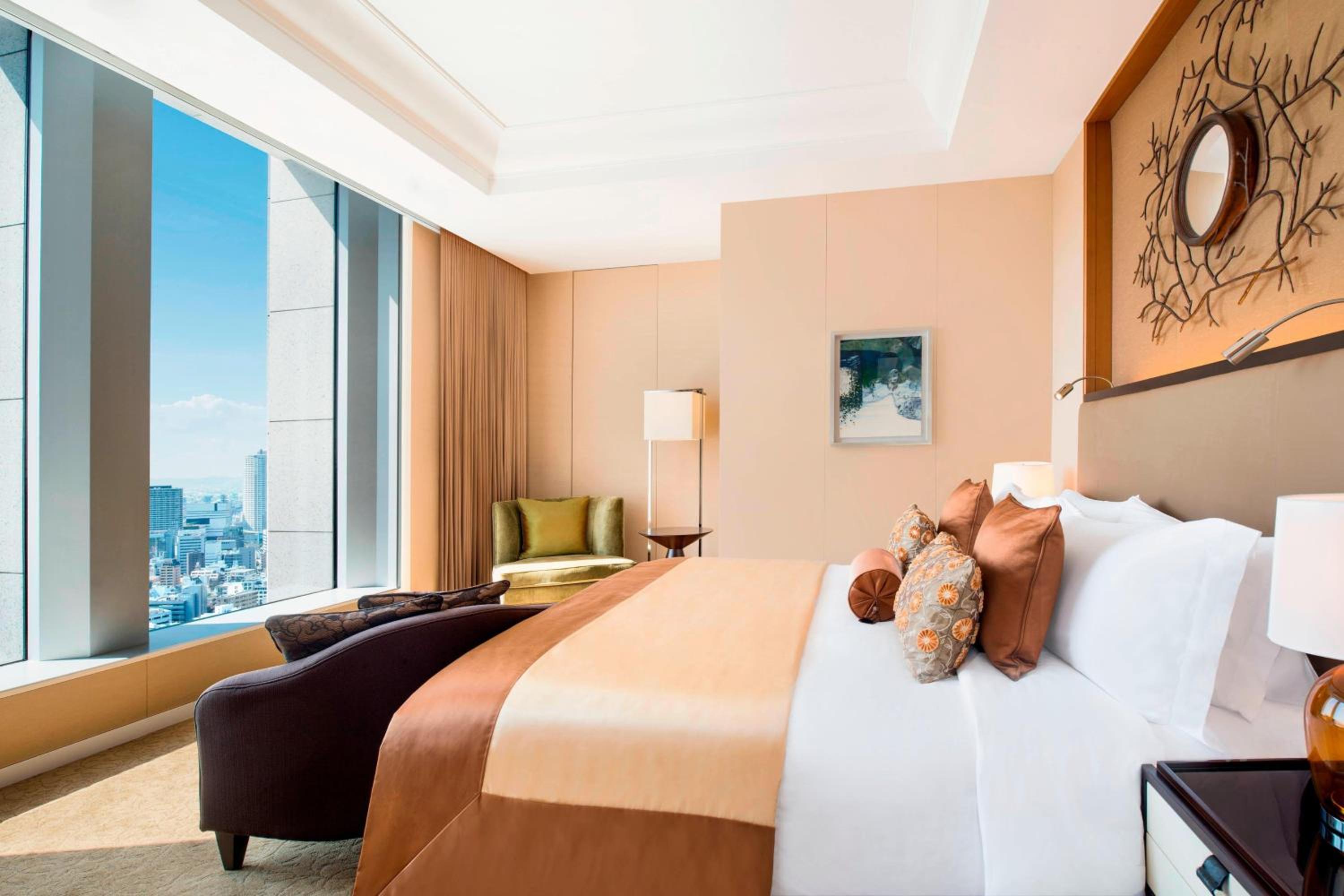Astor, Grand, Suite, King Bed, Skyline View
