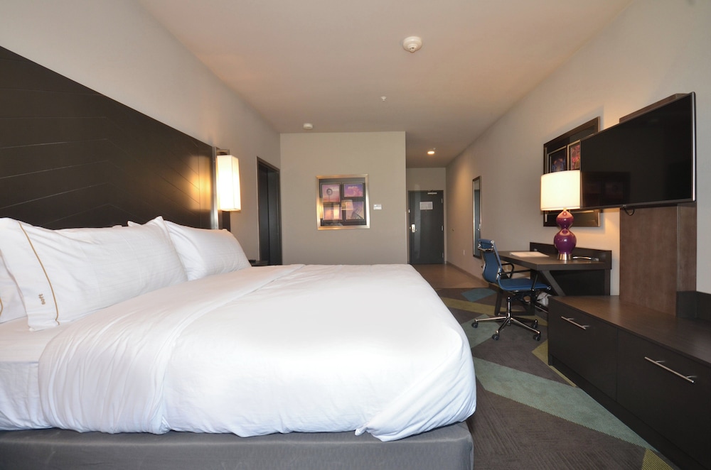 جناح بسرير كينج لذوي الإعاقة، Holiday Inn Express & Suites Oklahoma City Mid - Arpt Area 2/4