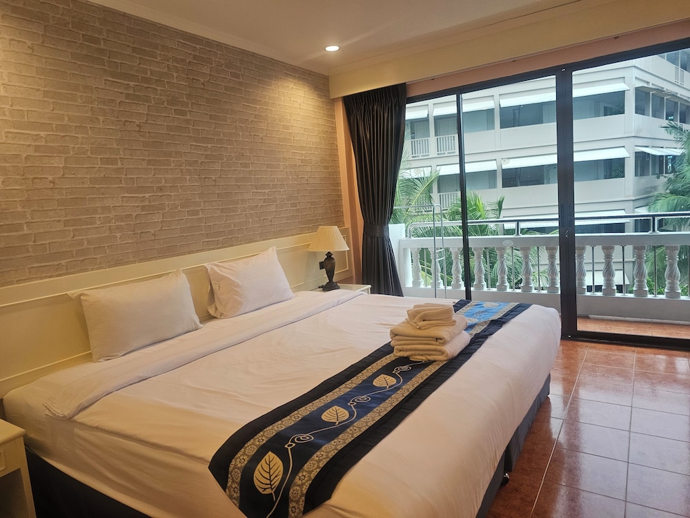 Deluxe, King Bed, Pool View