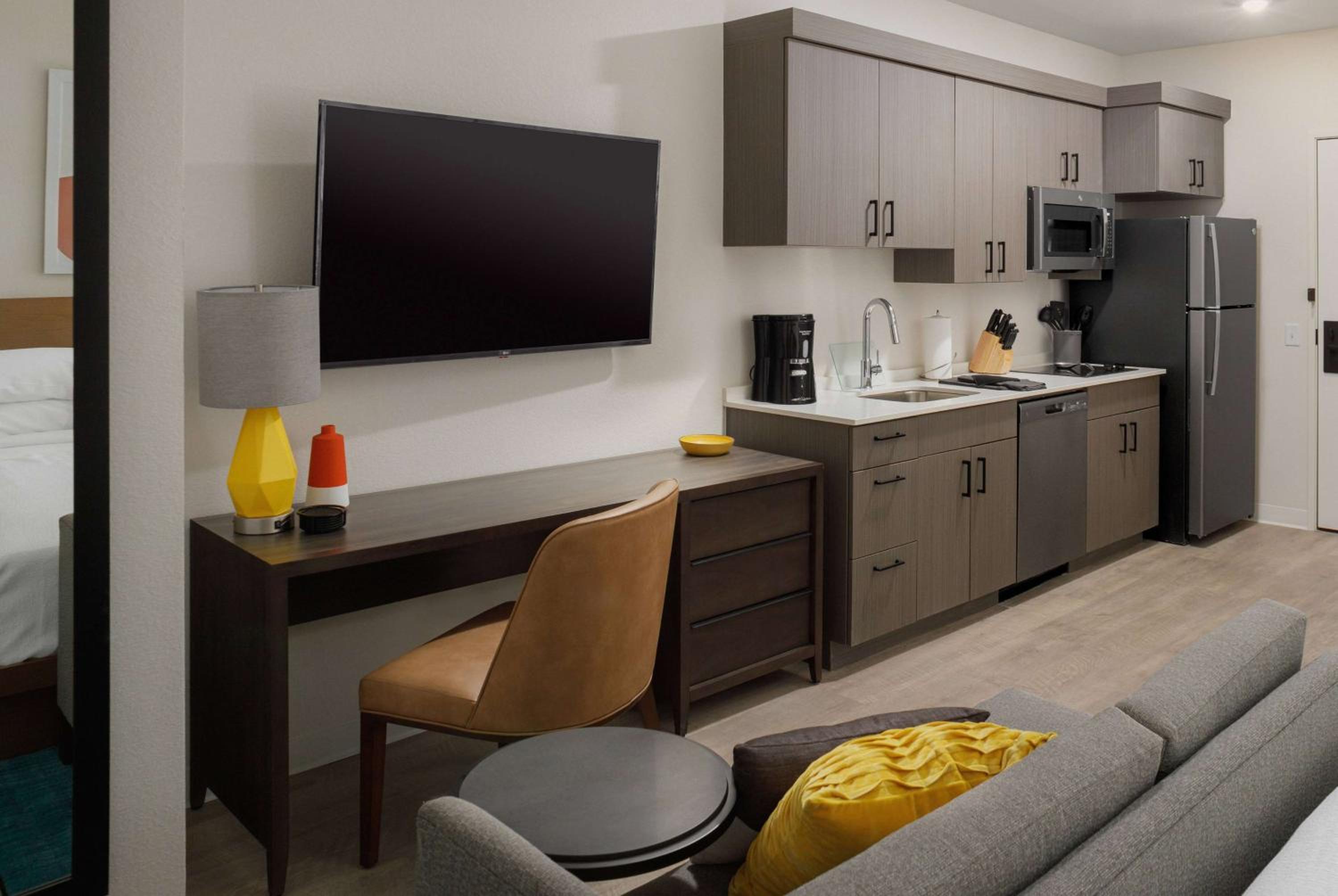 STUDIO, SUITE, KING BED, BALCONY