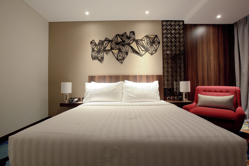 DELUXE, DOUBLE OR TWIN BED