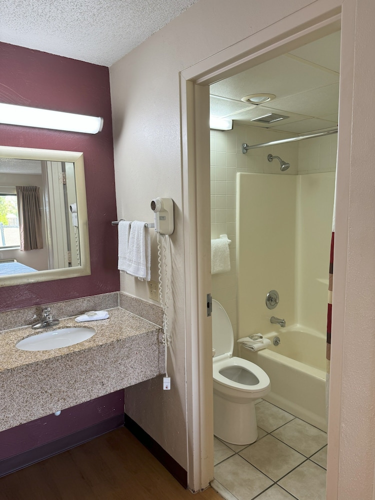 Red Roof Inn and Suites Cleveland - Elyria 58/64