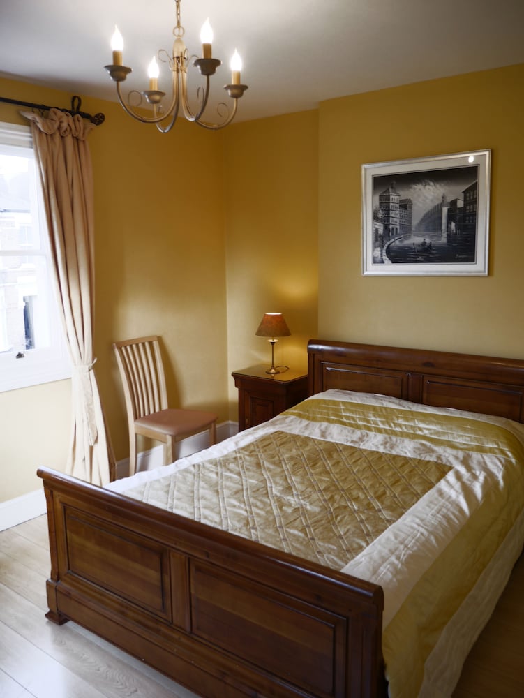 Goodenough Guesthouse 3/15