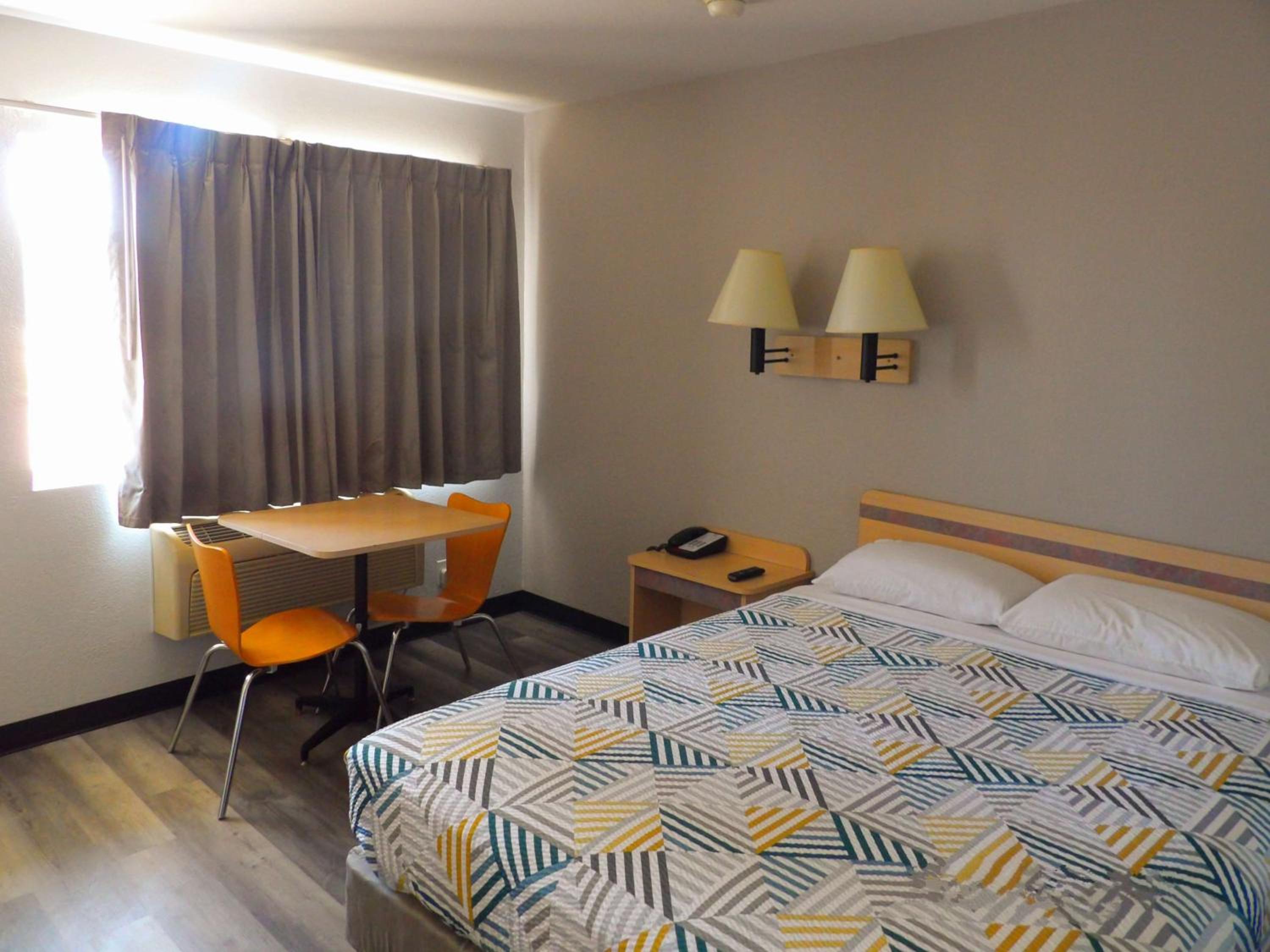 غرفة بسرير كوين لذوي الإعاقة
