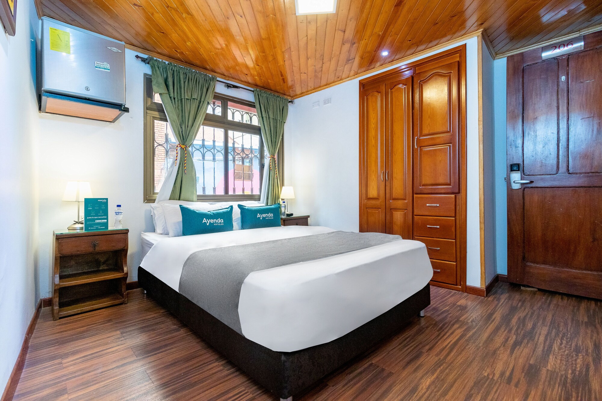 ROOM, DOUBLE BED