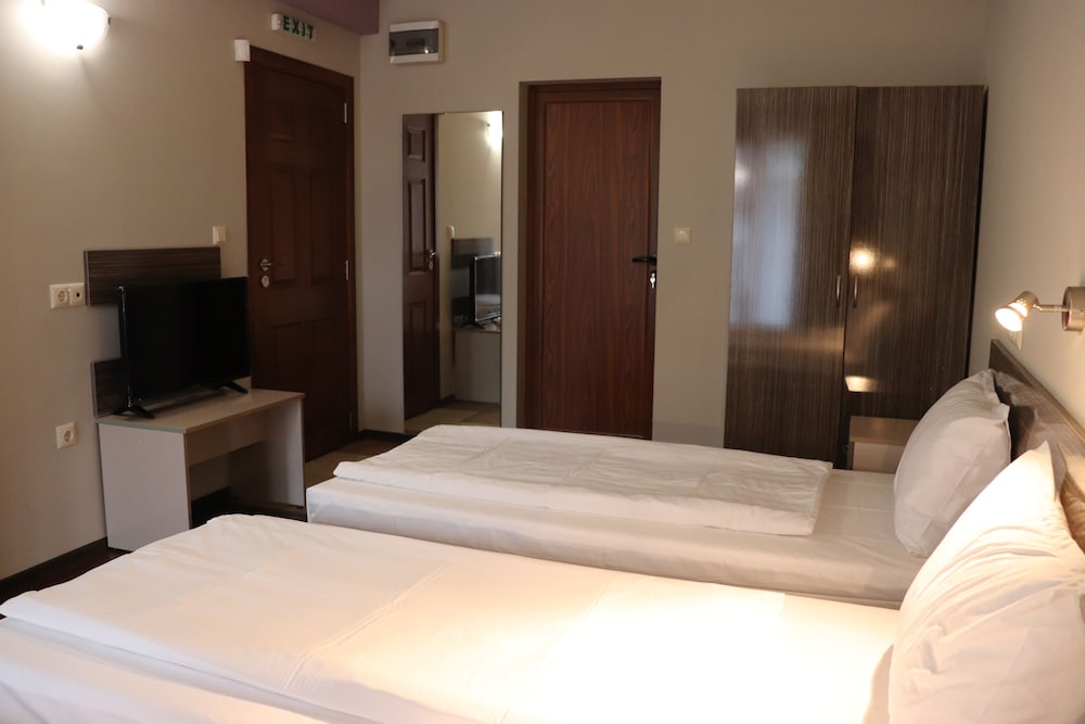 Roots Hotel And Wine Bar 27/70