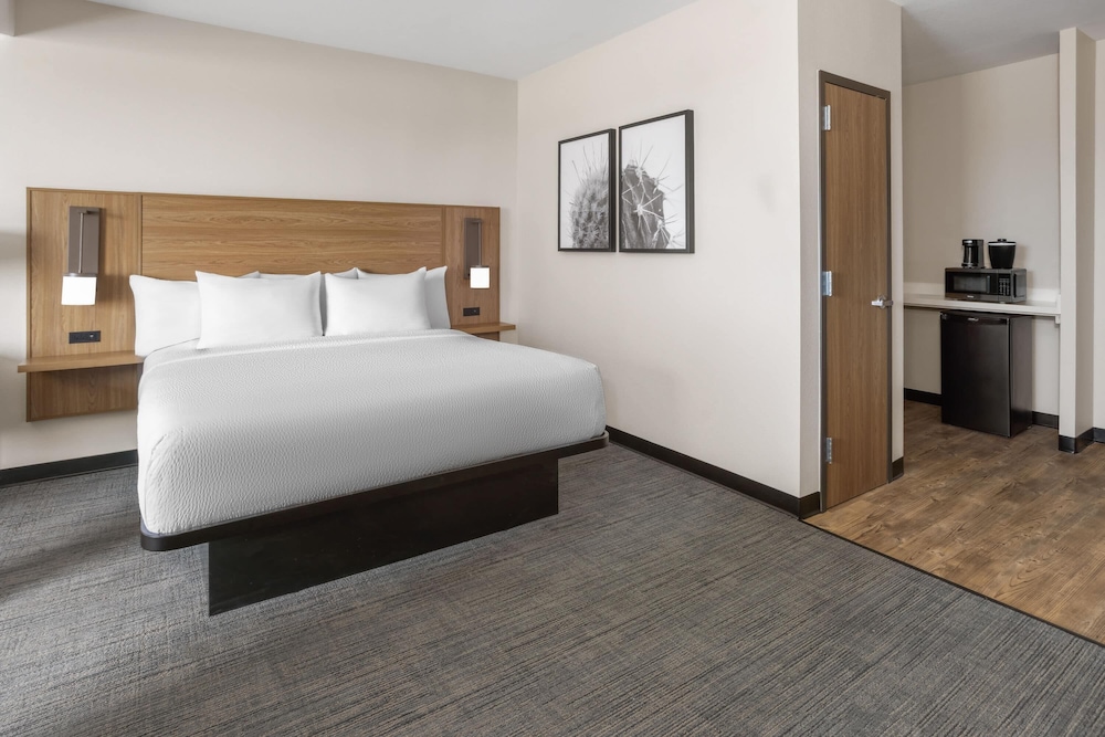 La Quinta Inn & Suites by Wyndham Phoenix near State Farm St 13/48