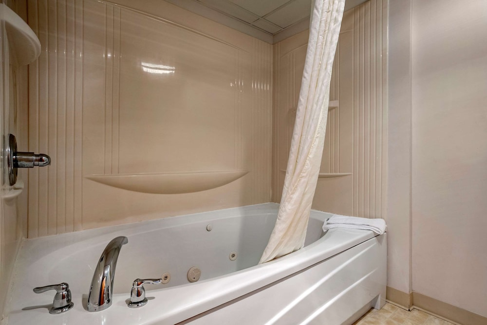Econo Lodge Inn and Suites Resort Rehoboth Beach 30/42