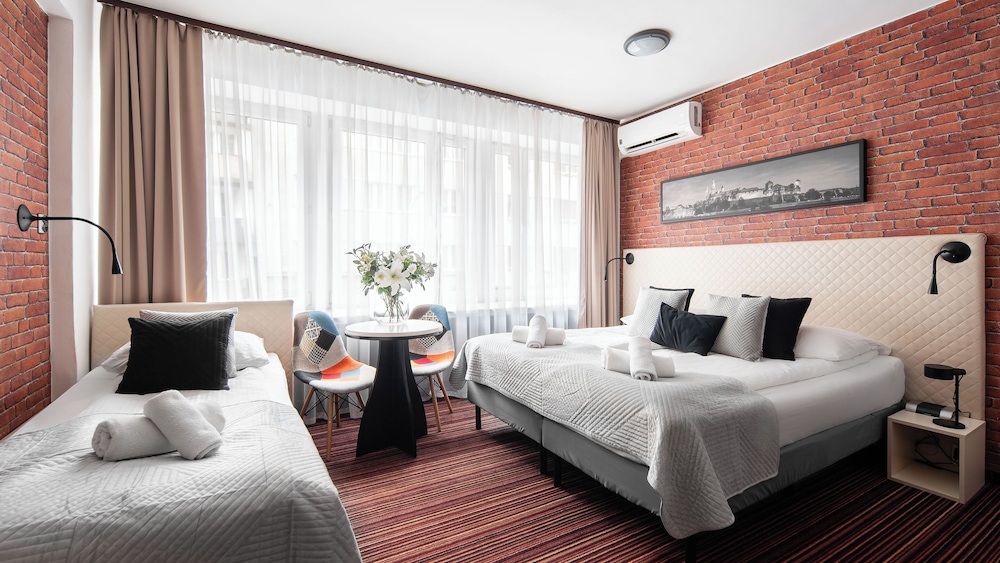 Delta Hotel 18/50