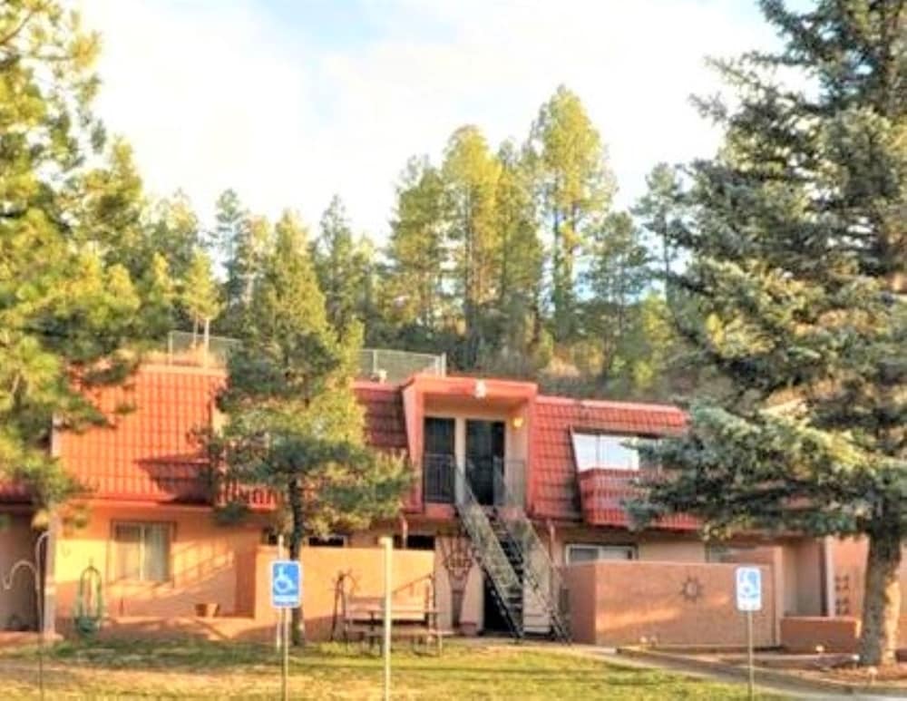 Pinecliff Village Resort 8/69