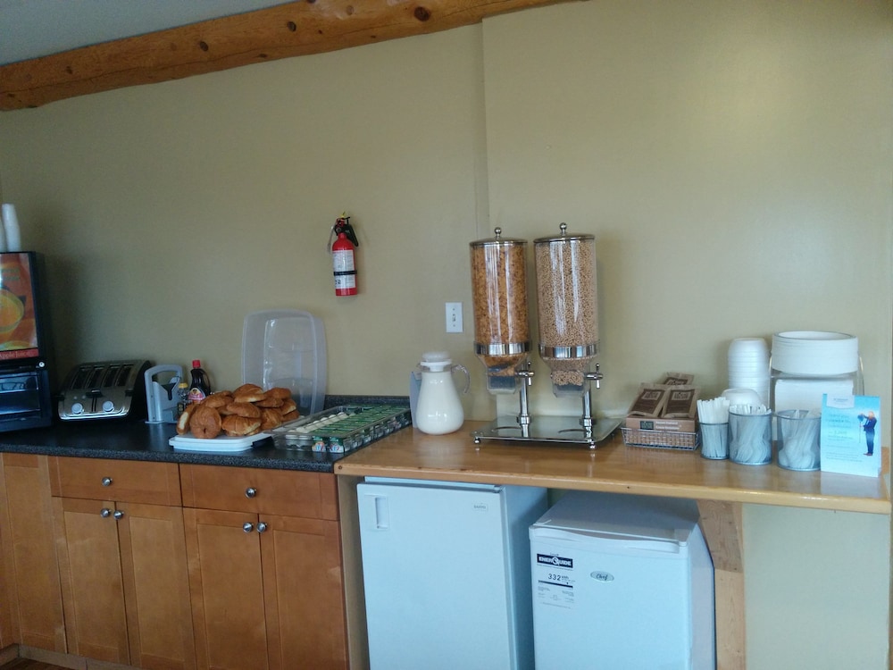 Super 8 by Wyndham Valemount 27/33