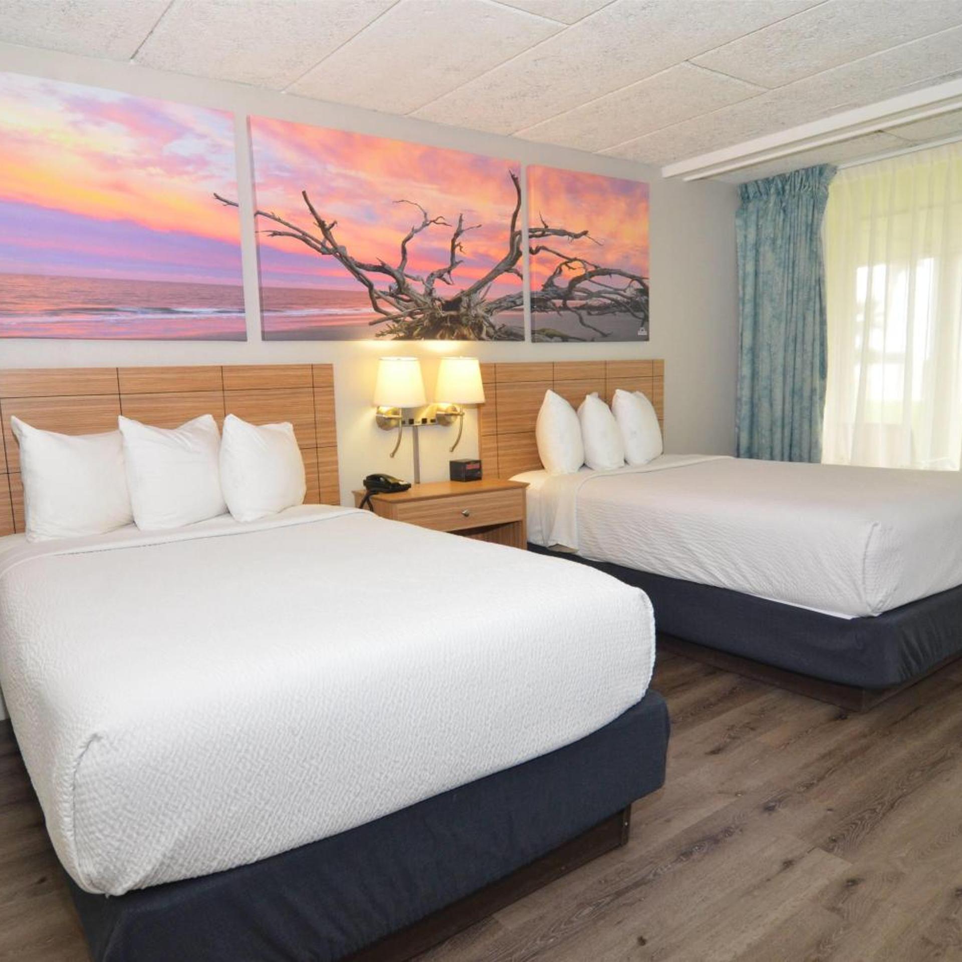 غرفة بسريرين مزدوجين بإطلالة جزئية على البحر، Days Inn & Suites By Wyndham Jekyll Island 2/10