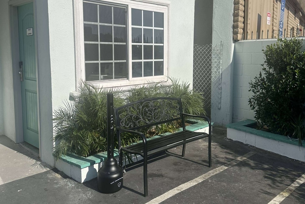 Super 8 by Wyndham Oceanside Downtown 46/50