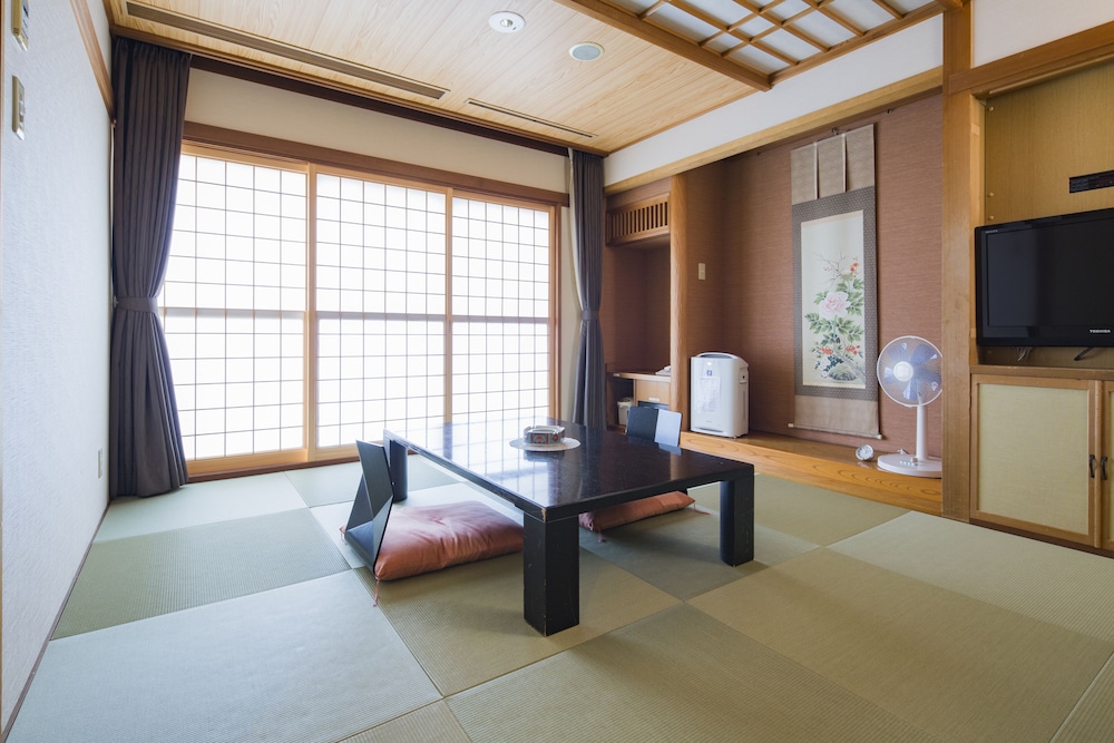 Japanese, 3 Futon Beds, Tatami, Bathtub