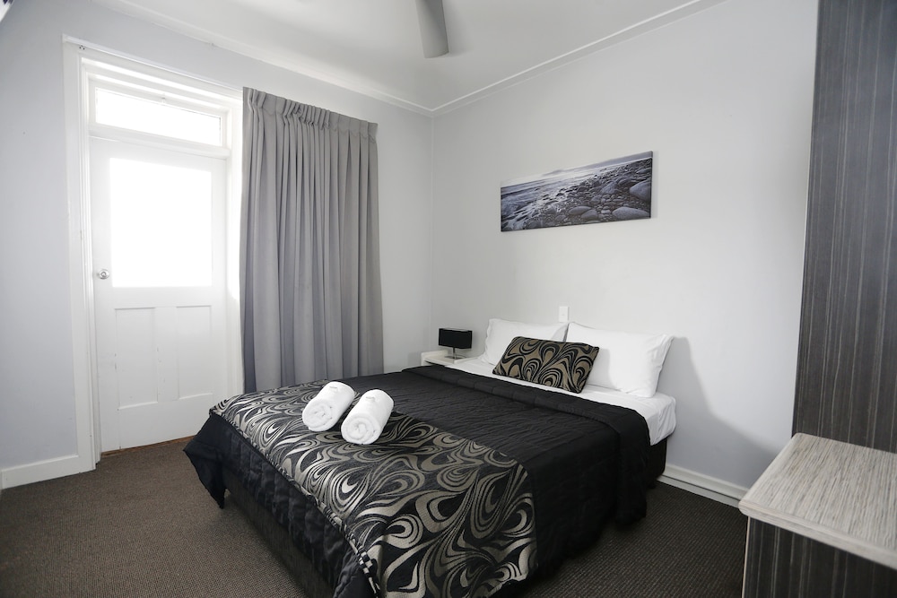 The Lakes Hotel 12/59