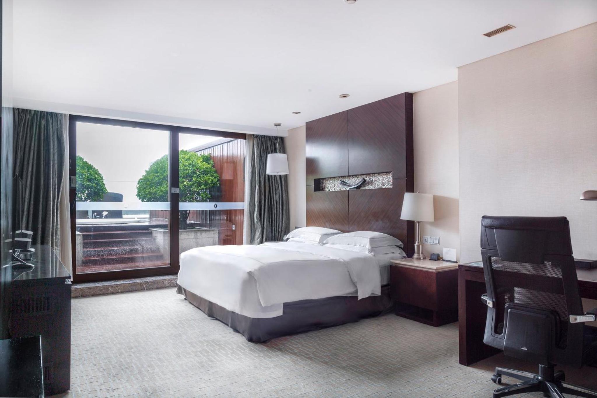 غرفة بريميوم بسرير كينج بإطلالة على البحر بشرفة، INTERCONTINENTAL QINGDAO 2/8